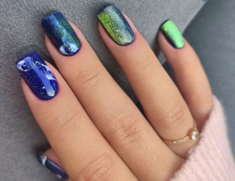 diseños de uñas combinando azul verde