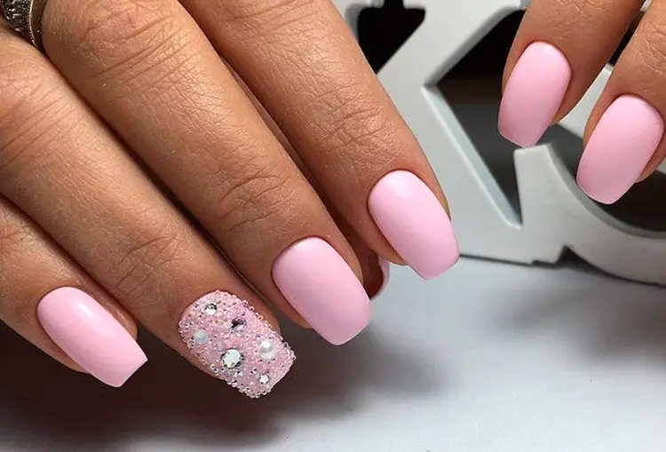 manicura rosa con piedras