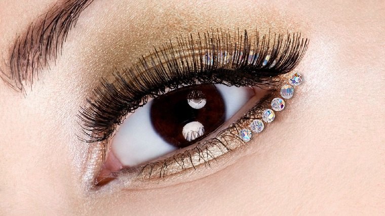 maquillaje-ojos-cristales-opciones-tendencia-2022