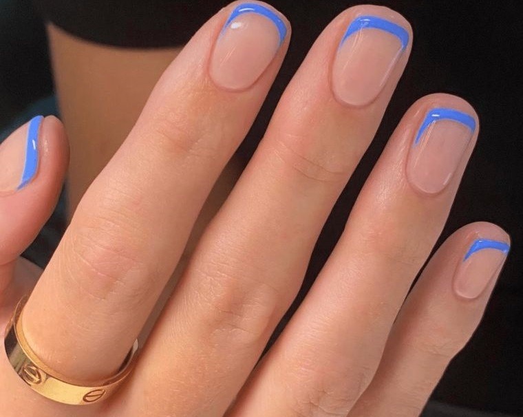 puntas de uñas en azul