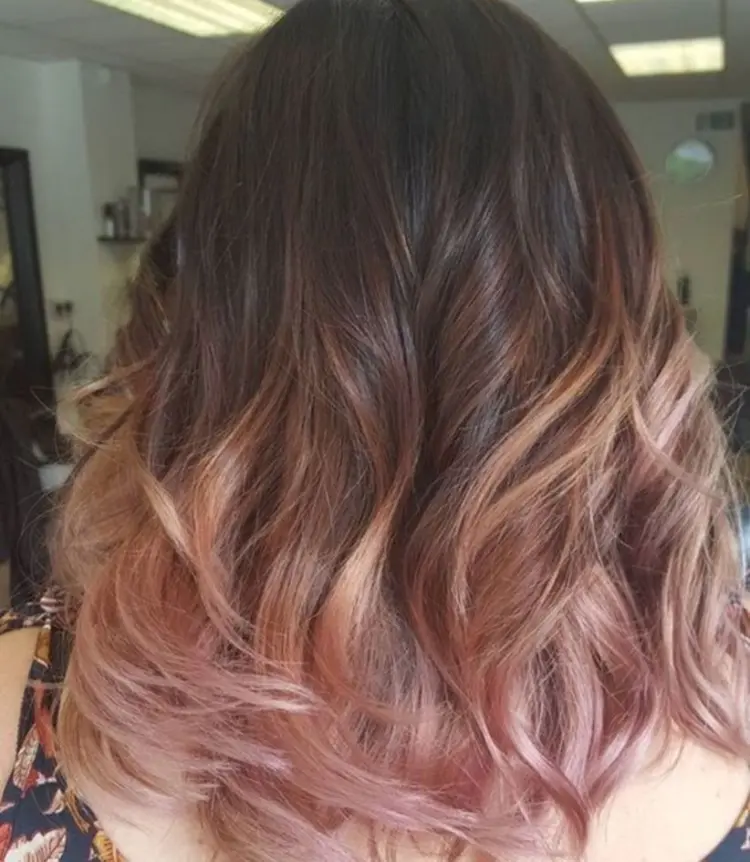 cabello con toques de oro rosa