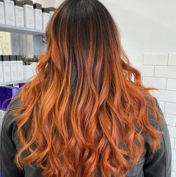 cabello extremos naranjas quemados