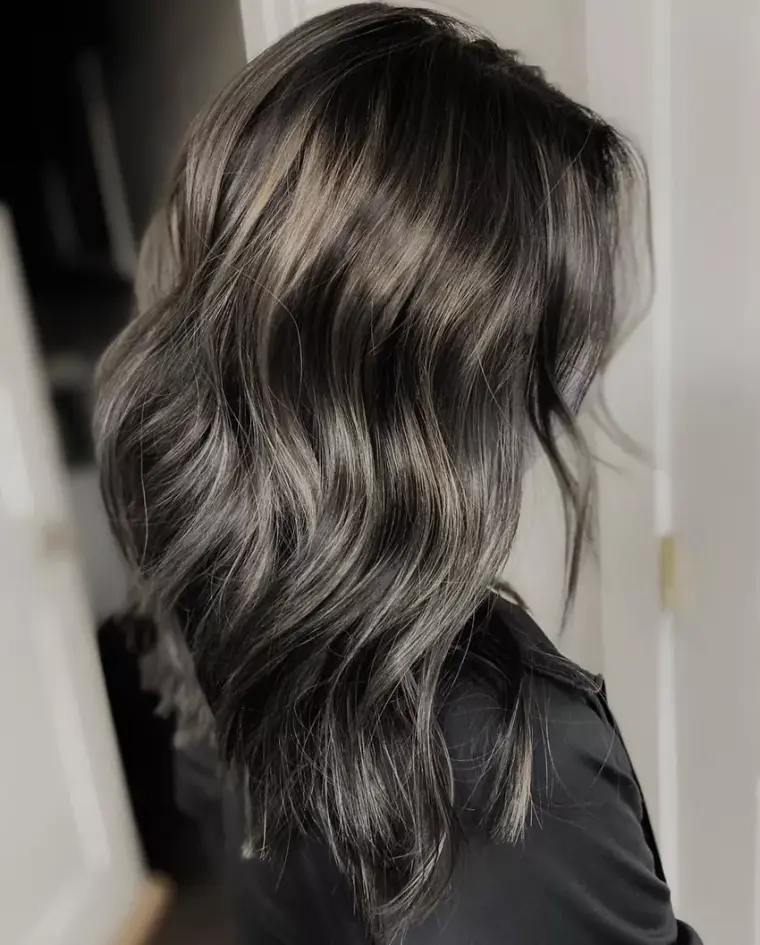 cabello-largo-negro-gris