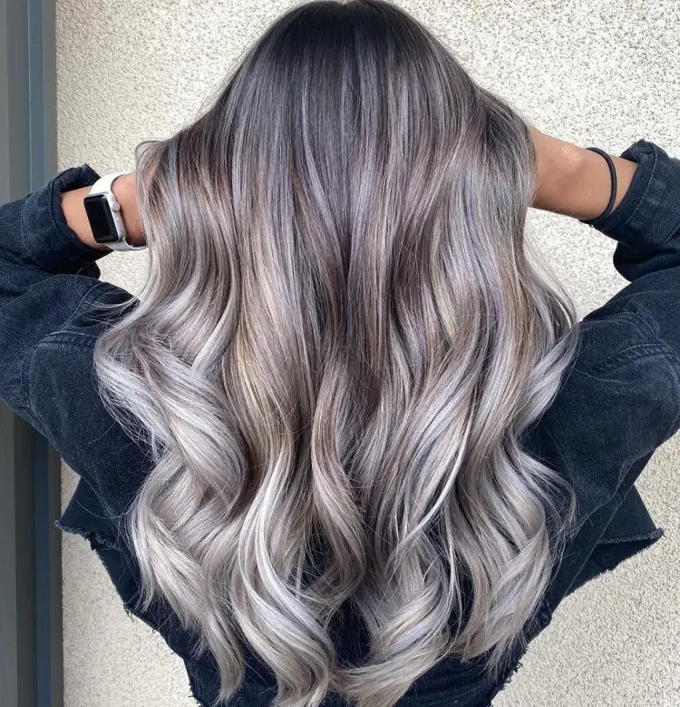 cabello rubio ceniza a gris