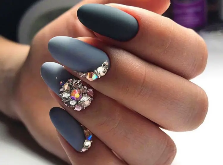 diseños de uñas con gemas de imitacion