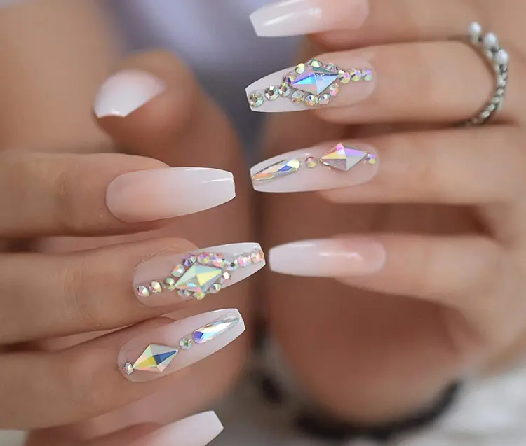 hermoso diseño para uñas con gemas