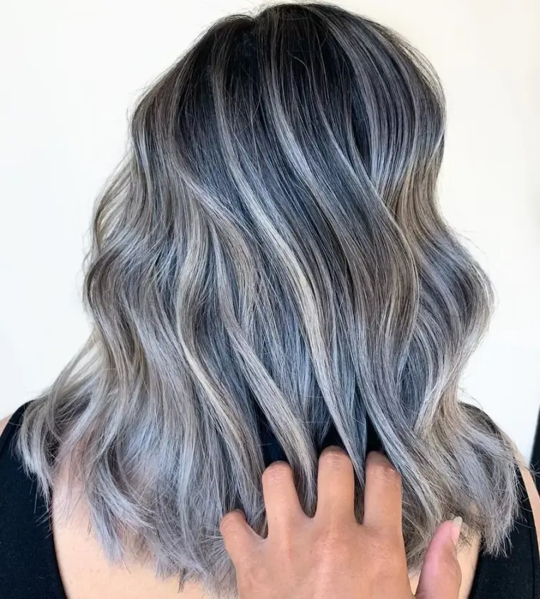 mujer-cabello-gris-mechas