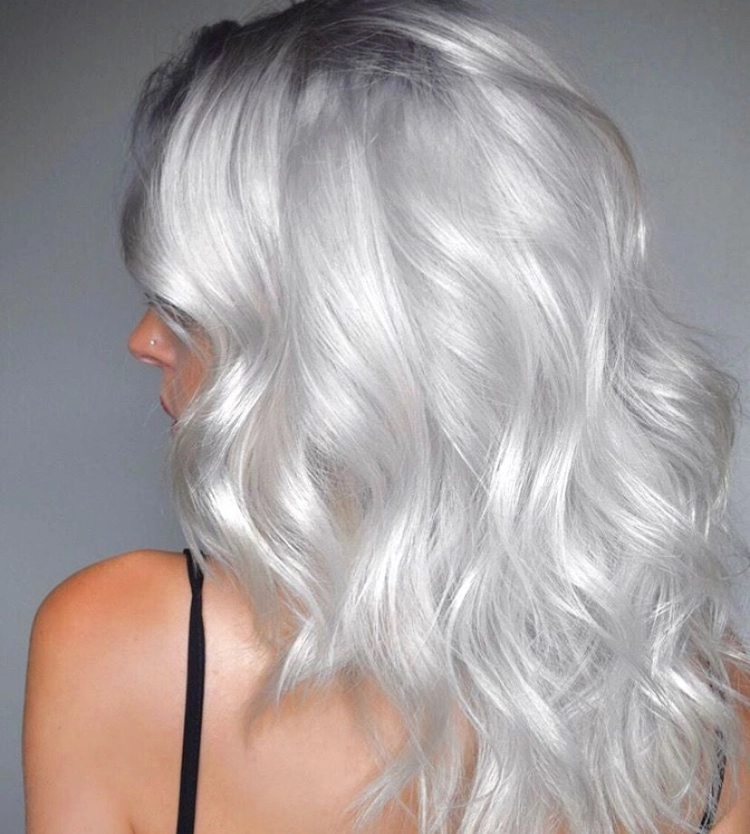 pelo blanco con plata