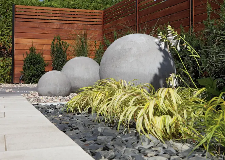 bolas-grandes-decorar-jardin-estilo
