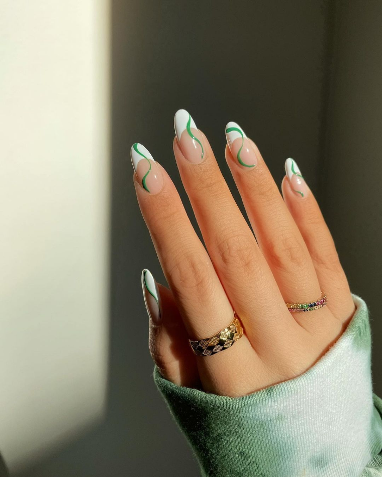 diseño de uñas verde manicura francesa