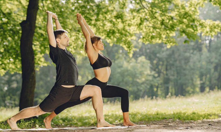 hacer yoga mujer hombre