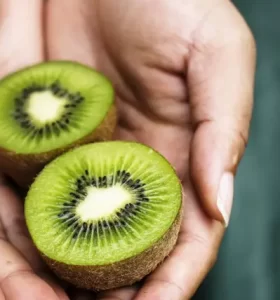 Beneficios del kiwi - ¿Cómo esta  bomba de vitaminas potencia la salud y la belleza? Ventajas desven...