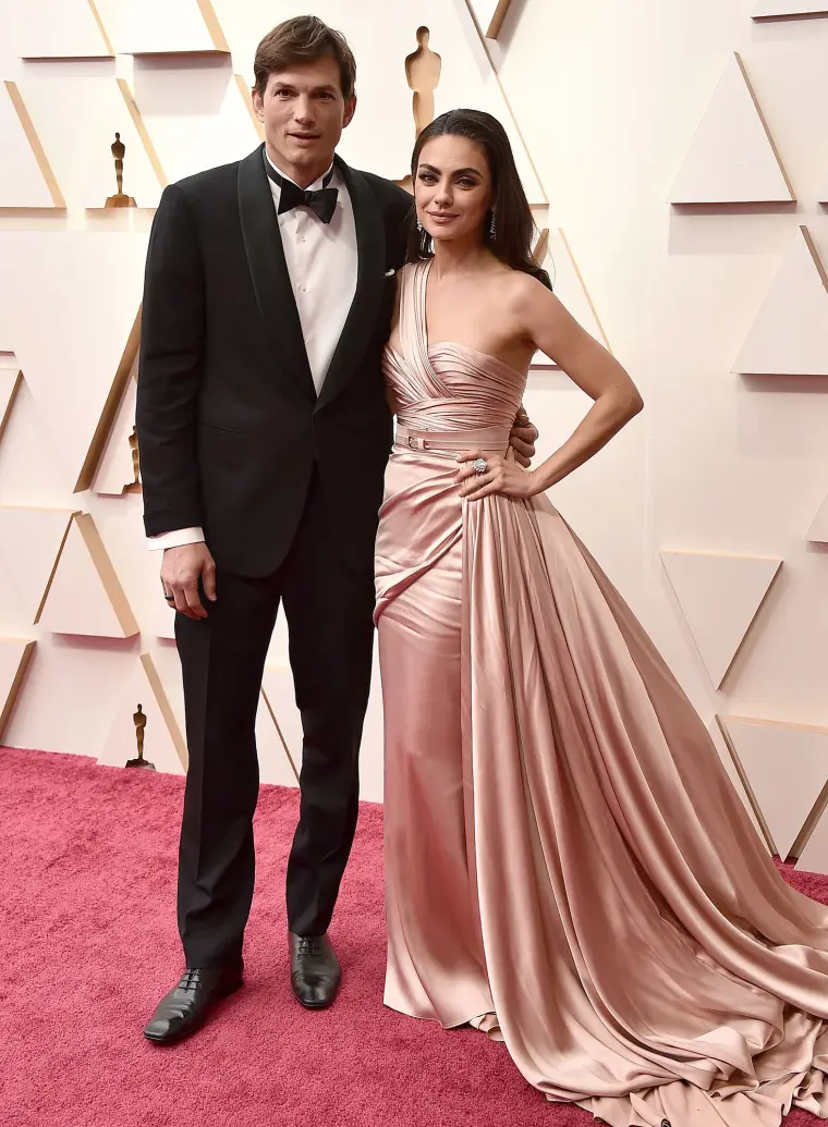 O casal Mila Kunis e Ashton Kutcher no Oscar 2022
