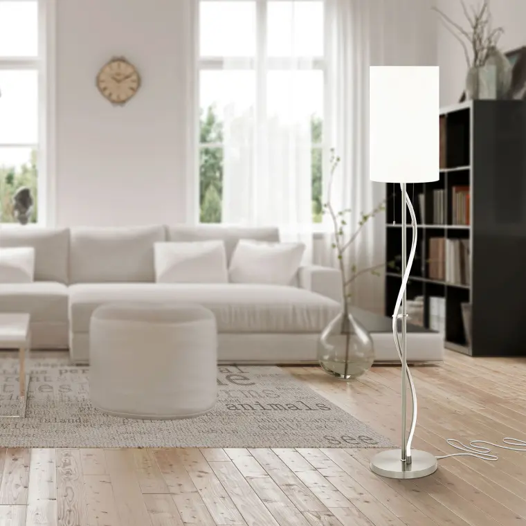 idéias de sala de estar com lâmpada de piso branco