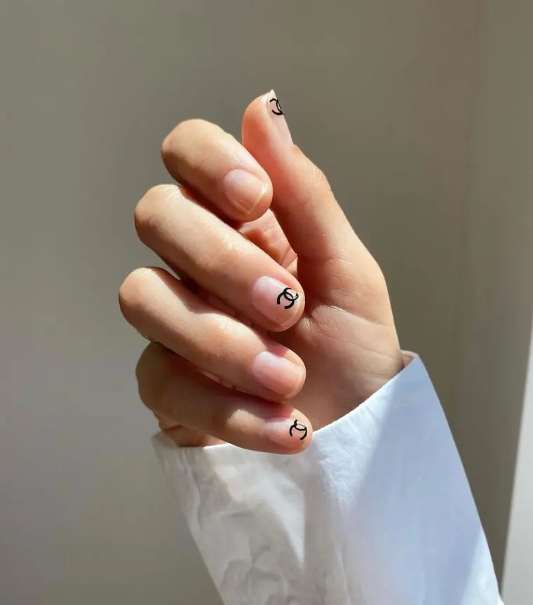 manicure-nail-art-chanel