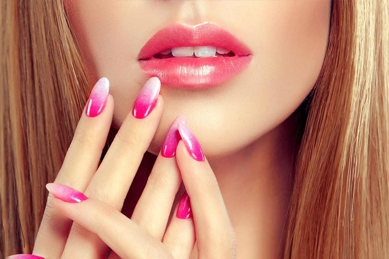 diseños de uñas ómbre degradadas rosa y blanco ideas