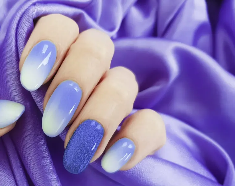 diseños de uñas ombré azul claro con blanco