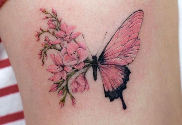 bonito tatuaje de mariposa