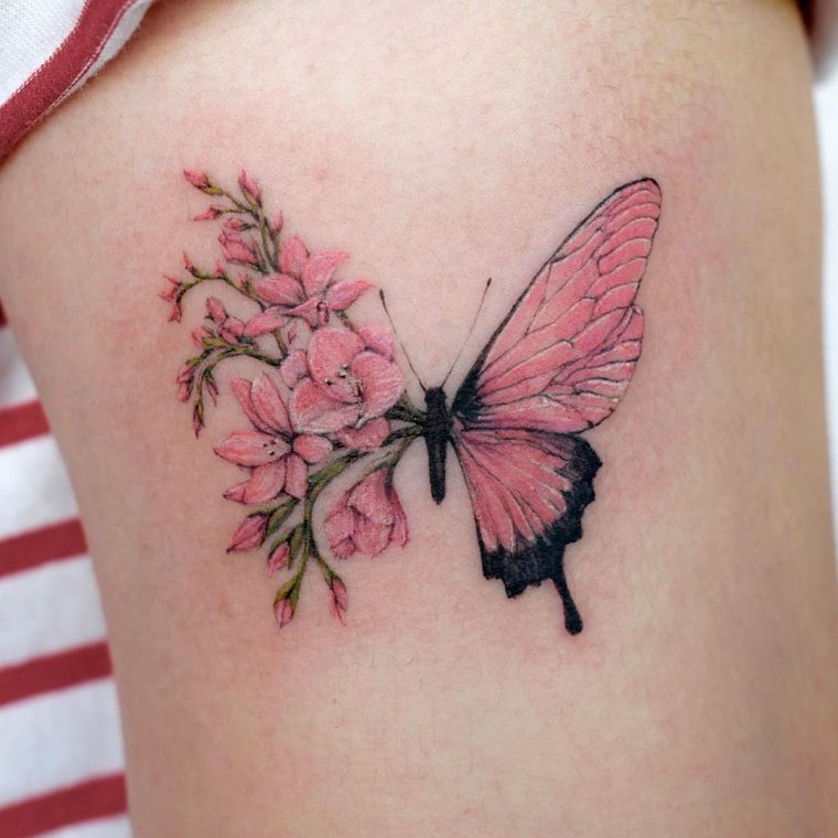 bonito ‌tatuaje de mariposa