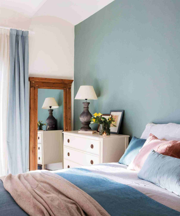 dormitorio-con-pintura-y-ropa-de-cama-azul