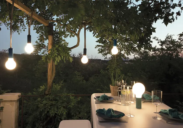 iluminar el jardin con guirnalda de bombillas