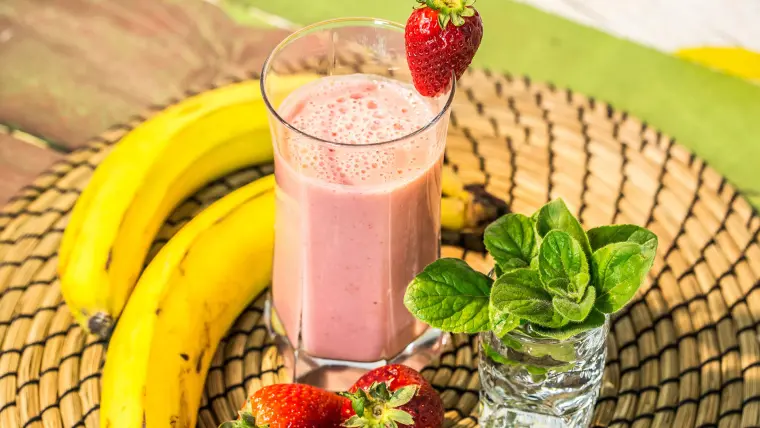Smoothie saudável de morango e banana