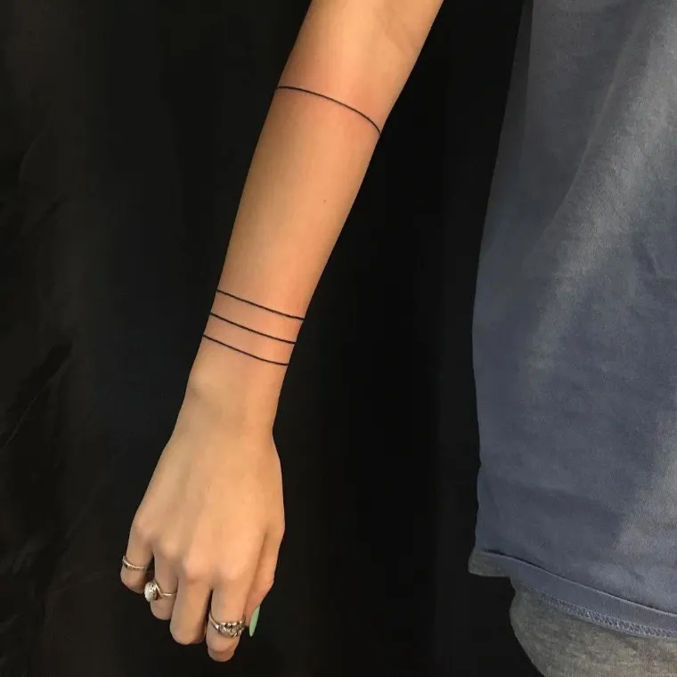 linhas mulher tatuagem braço