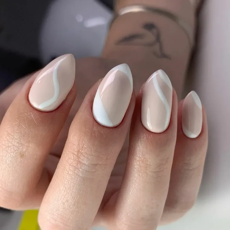 linda e elegante manicure nude e bordas brancas