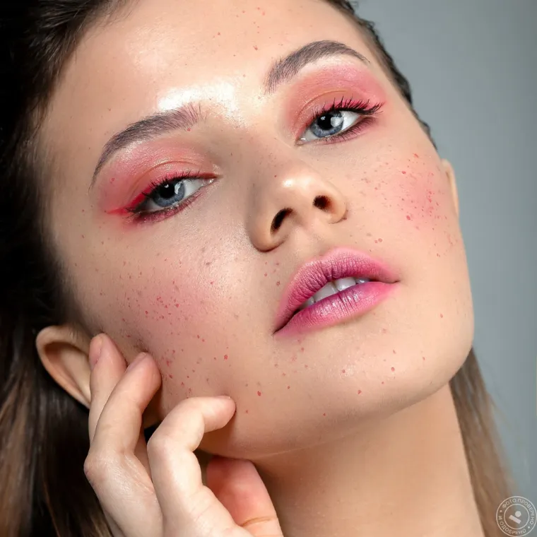 maquiagem rosa metalizada