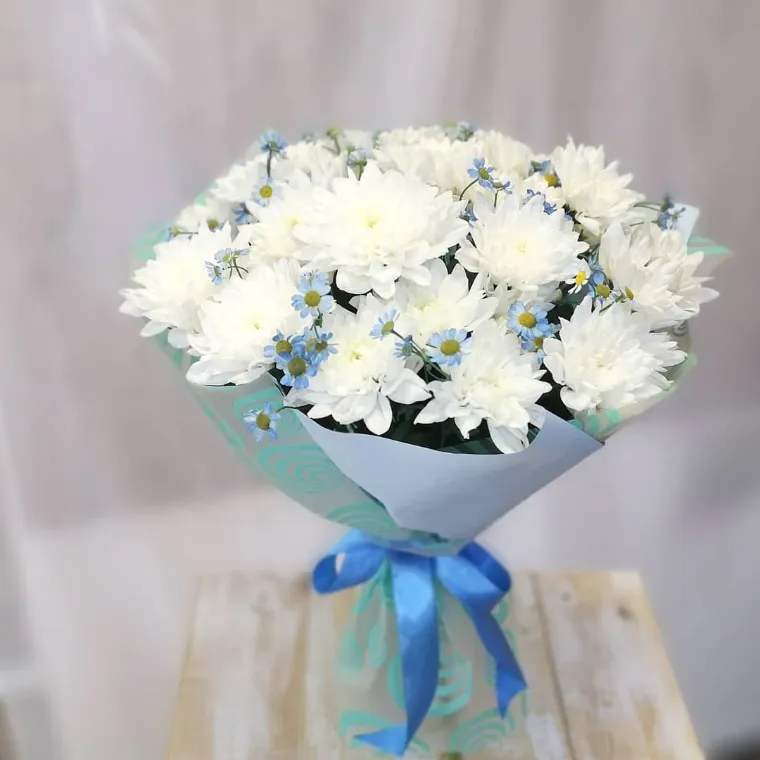 ramo crisantemos blancas y azules