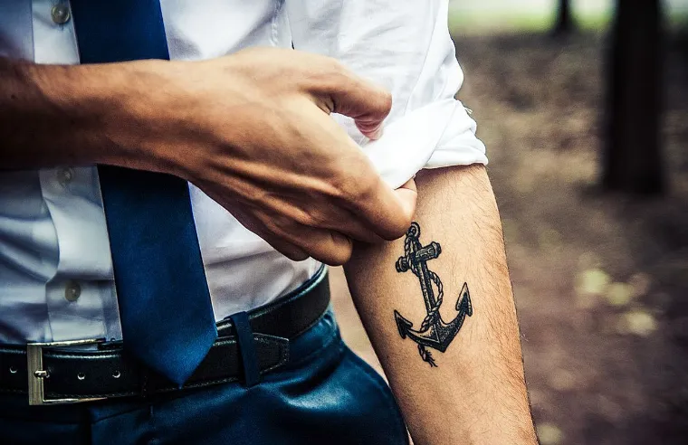 tatuaje de ancla en el brazo para hombe