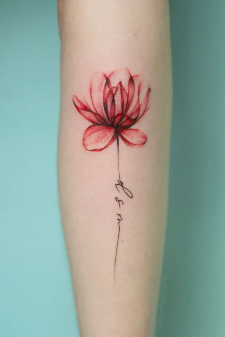 tatuaje pequeño de mujer flor