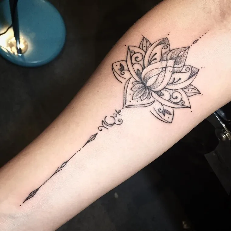 tatuagem de flor de lótus no braço