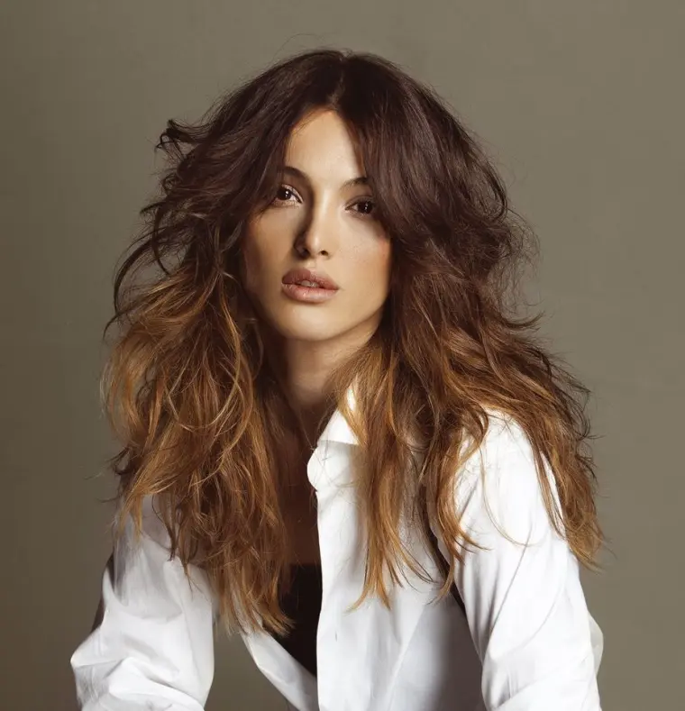 una modelo con flequillo de cortina
