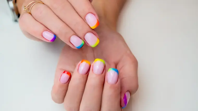 manicure colorida para o verão