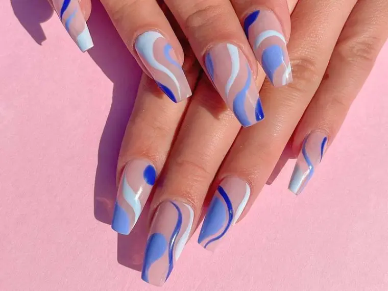 manicure inspirada em azul pantone