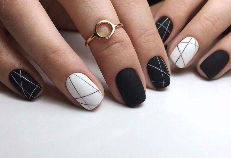 arte de uñas en blanco y negro