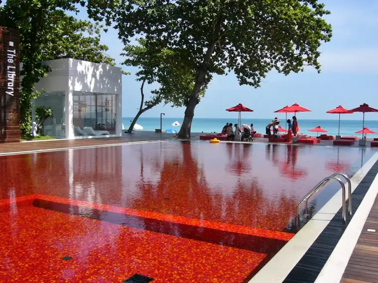 azulejos vermelhos para piscina moderna