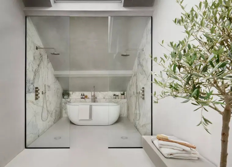 banheiro tendências 2022 banheira e divisória de vidro