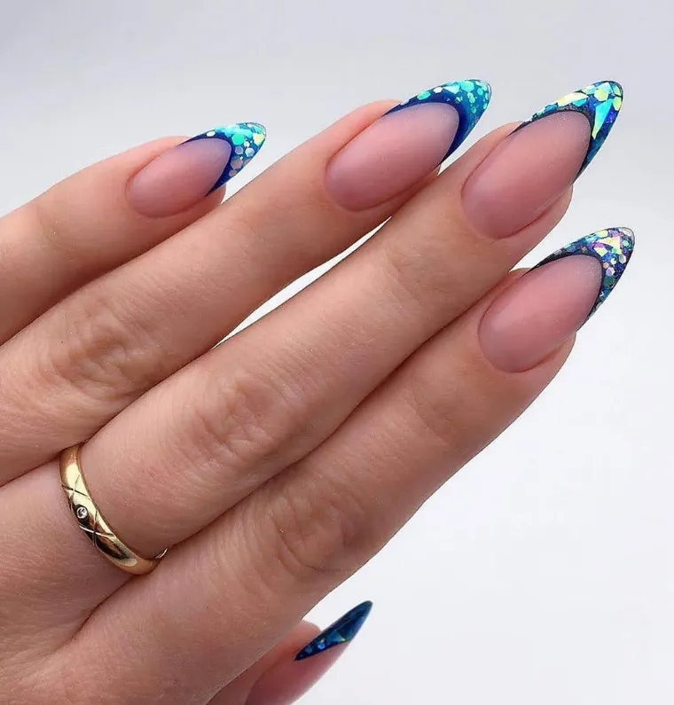 diseño de uñas con gliter azul