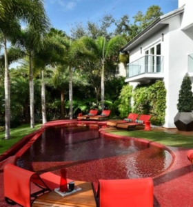 piscina con losas de color rojo