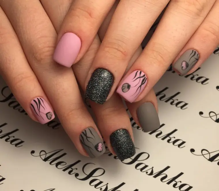 Diseño de uñas con dibujos rosa y gris