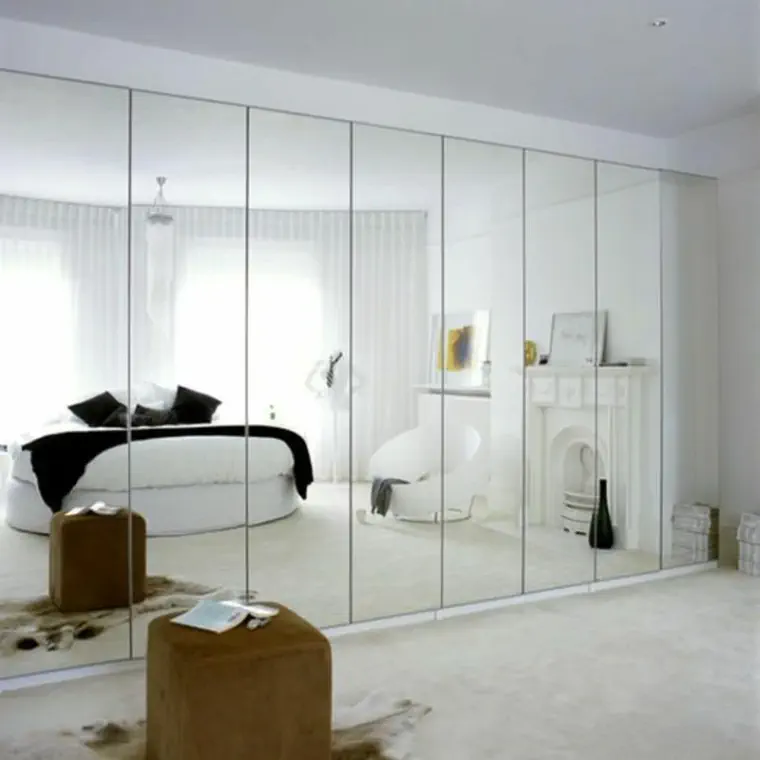 elegir armarios empotrados espejos reflejo cama