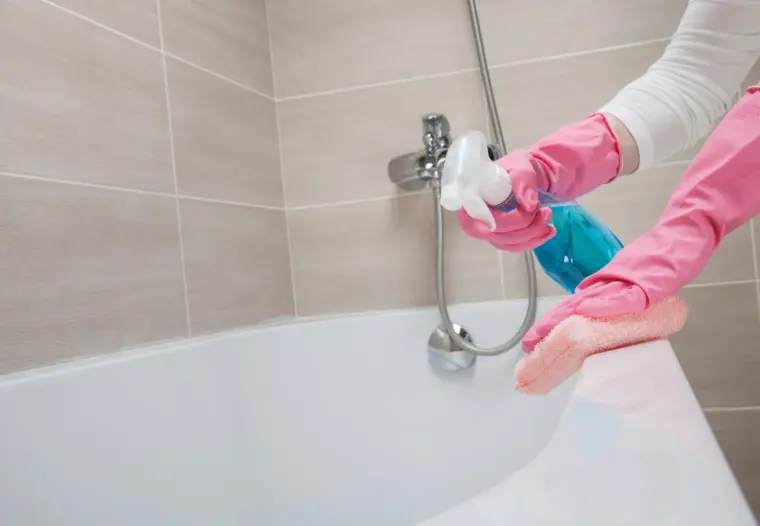 limpiar el baño para quitar el mal olor