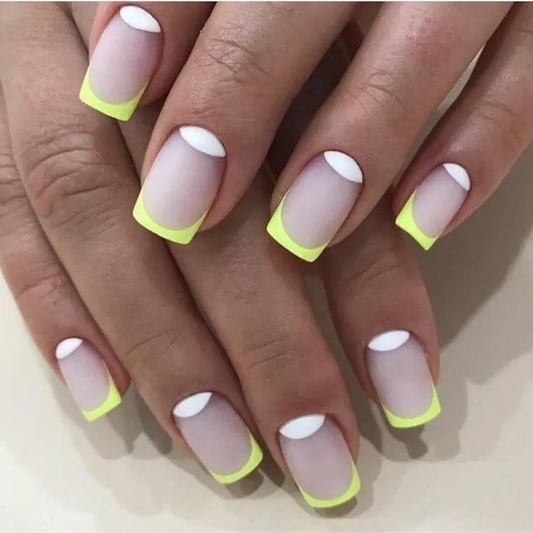 Manicure francesa com cor neon