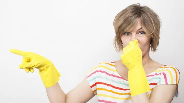quitar el mal olor del baño
