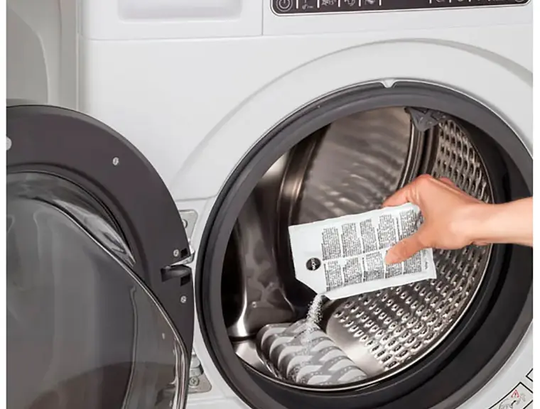 máquina de lavar roupa limpa esporadicamente operação ideal