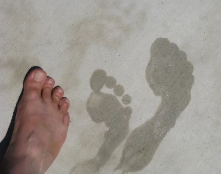 exceso humedad hace los pies huelan apestoso