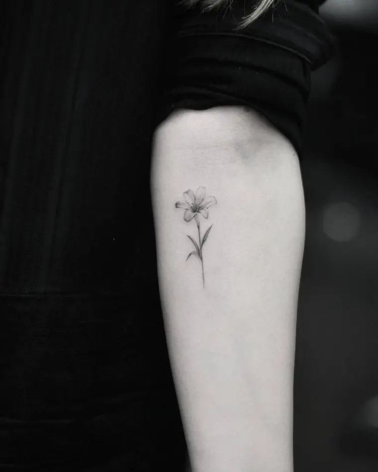 fina flor tatuaje pequeño