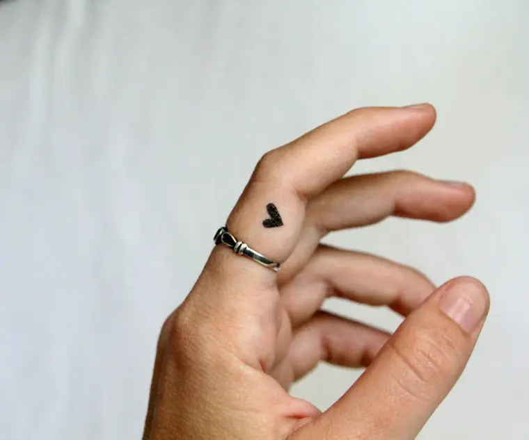 tatuaje dedo corazón pequeño